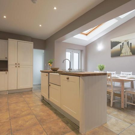 Spacious 4 Bedroom House- Walking Distance To City Centre & Great Backyard Cardiff Bagian luar foto
