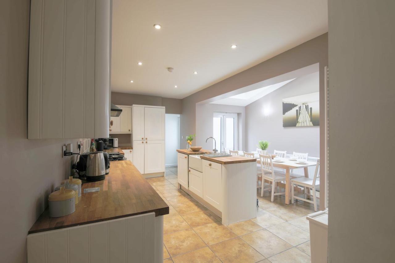 Spacious 4 Bedroom House- Walking Distance To City Centre & Great Backyard Cardiff Bagian luar foto