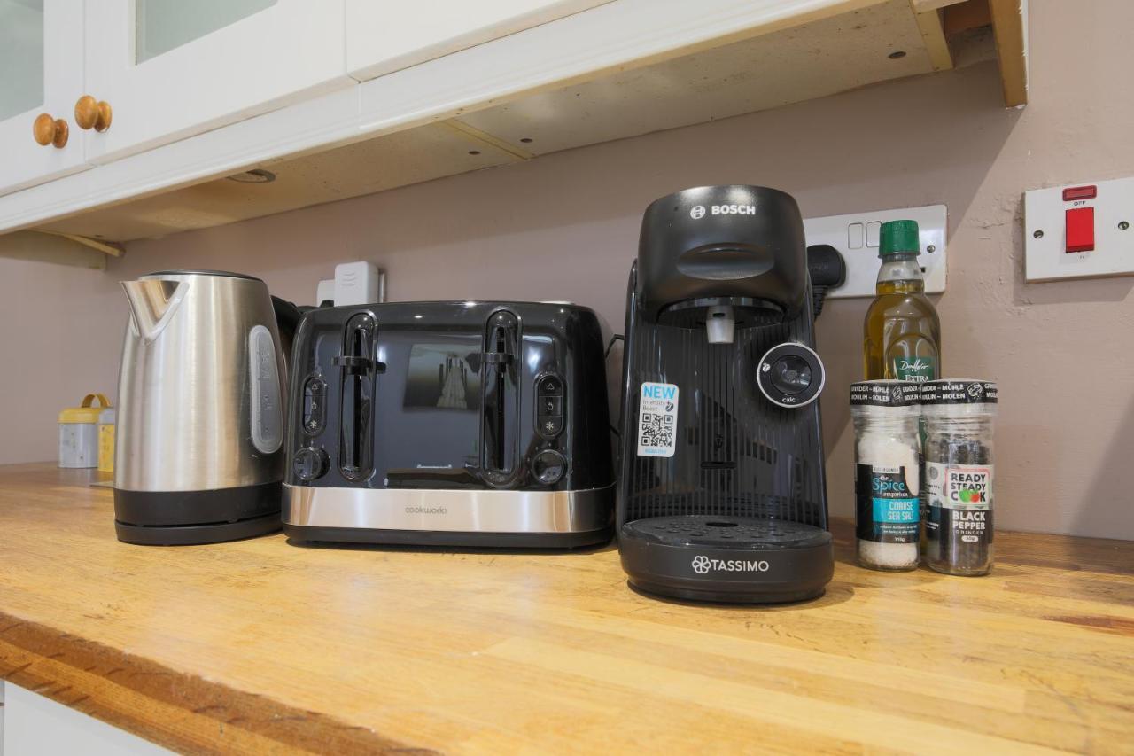 Spacious 4 Bedroom House- Walking Distance To City Centre & Great Backyard Cardiff Bagian luar foto