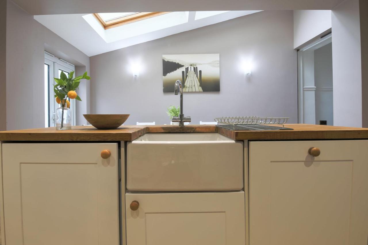 Spacious 4 Bedroom House- Walking Distance To City Centre & Great Backyard Cardiff Bagian luar foto