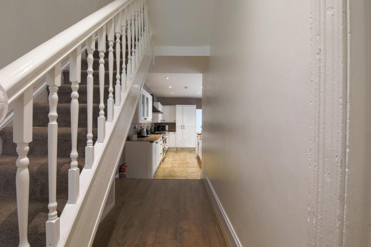 Spacious 4 Bedroom House- Walking Distance To City Centre & Great Backyard Cardiff Bagian luar foto