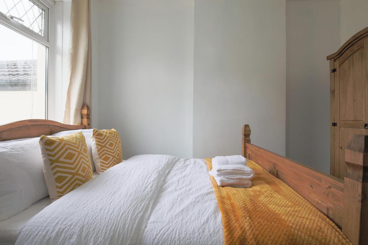 Spacious 4 Bedroom House- Walking Distance To City Centre & Great Backyard Cardiff Bagian luar foto
