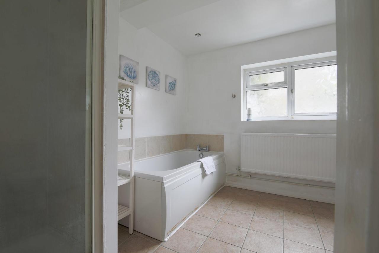 Spacious 4 Bedroom House- Walking Distance To City Centre & Great Backyard Cardiff Bagian luar foto