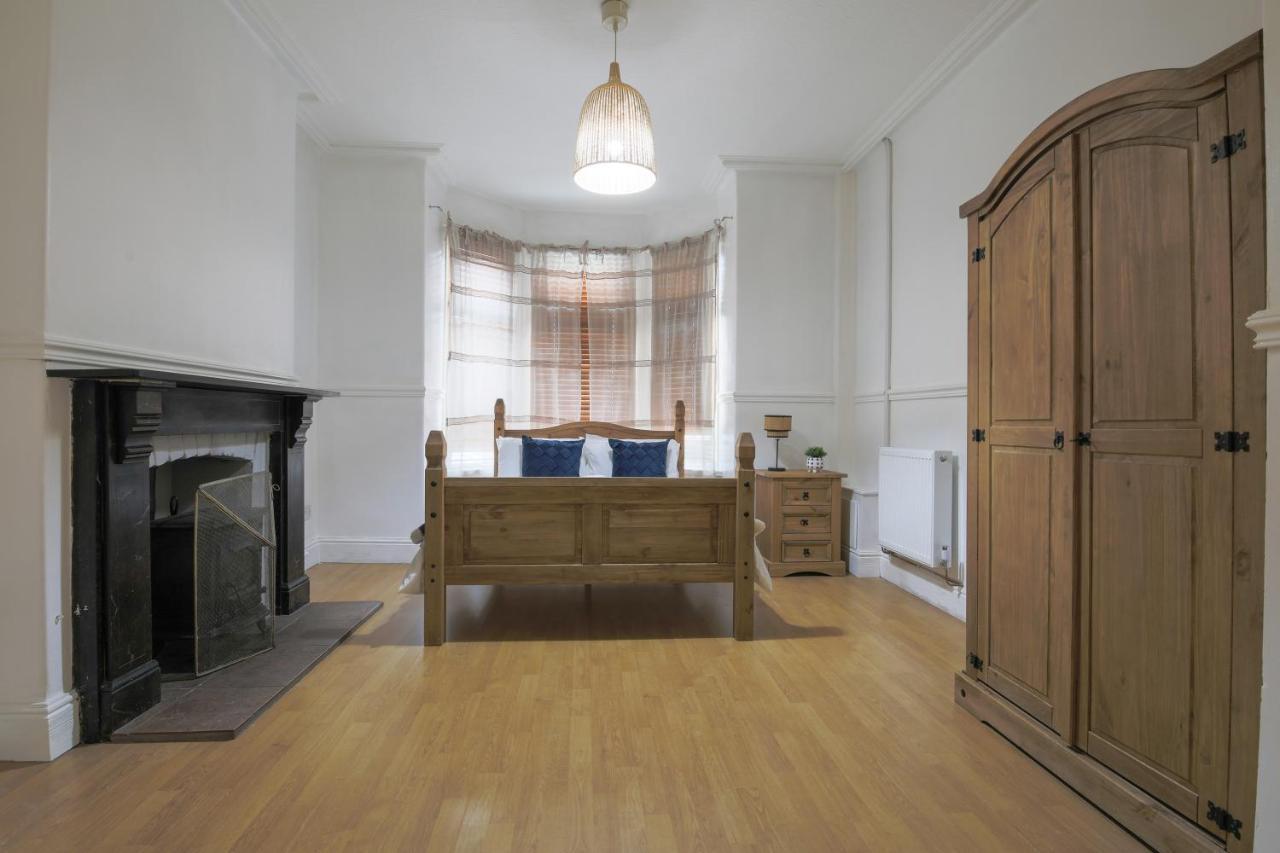 Spacious 4 Bedroom House- Walking Distance To City Centre & Great Backyard Cardiff Bagian luar foto