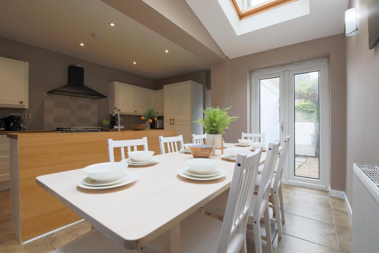 Spacious 4 Bedroom House- Walking Distance To City Centre & Great Backyard Cardiff Bagian luar foto