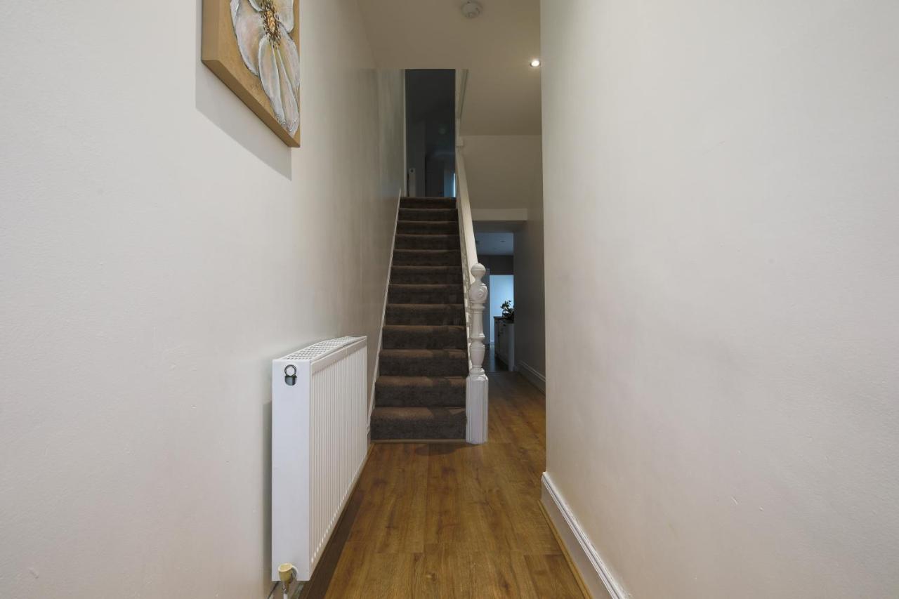 Spacious 4 Bedroom House- Walking Distance To City Centre & Great Backyard Cardiff Bagian luar foto