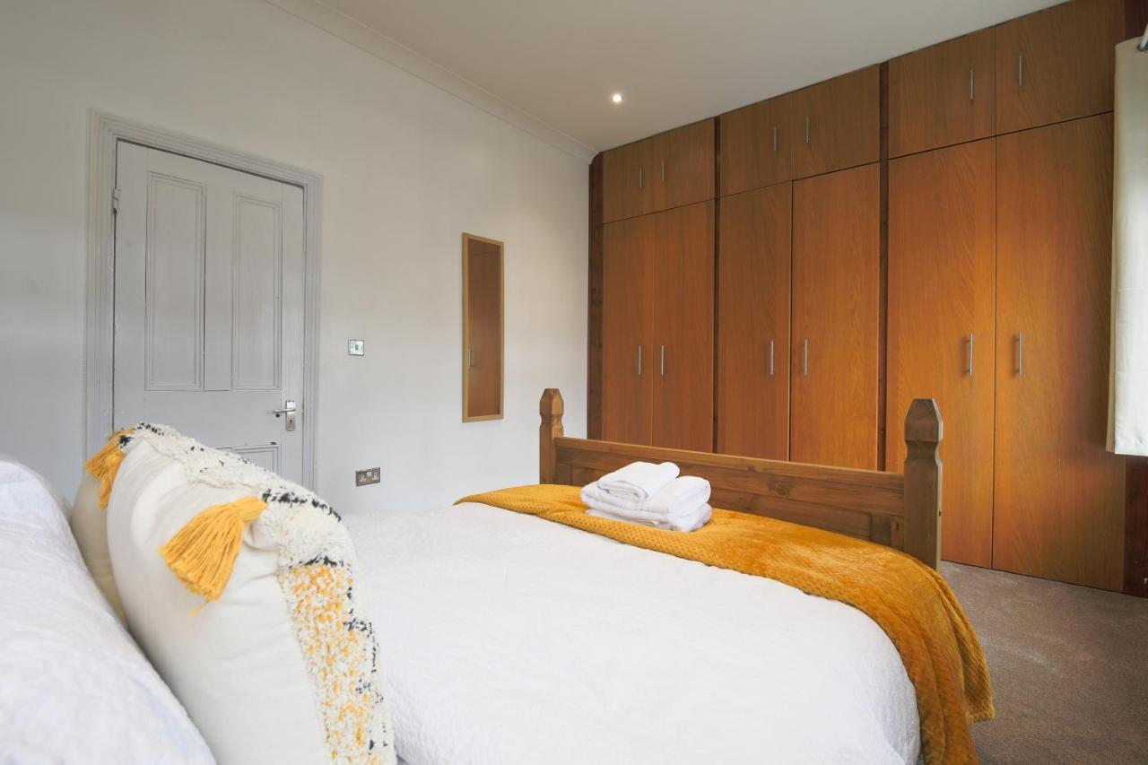 Spacious 4 Bedroom House- Walking Distance To City Centre & Great Backyard Cardiff Bagian luar foto