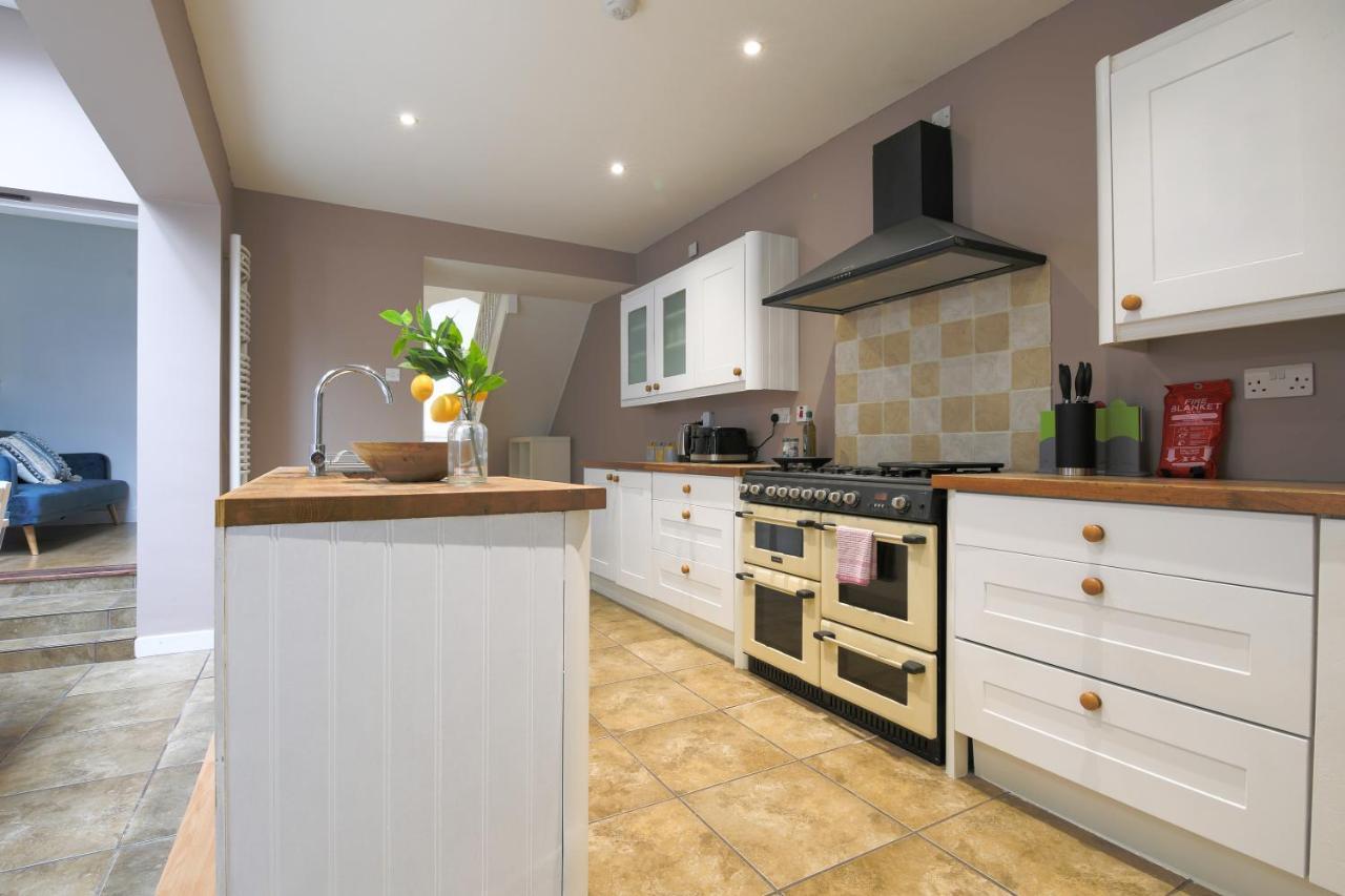 Spacious 4 Bedroom House- Walking Distance To City Centre & Great Backyard Cardiff Bagian luar foto