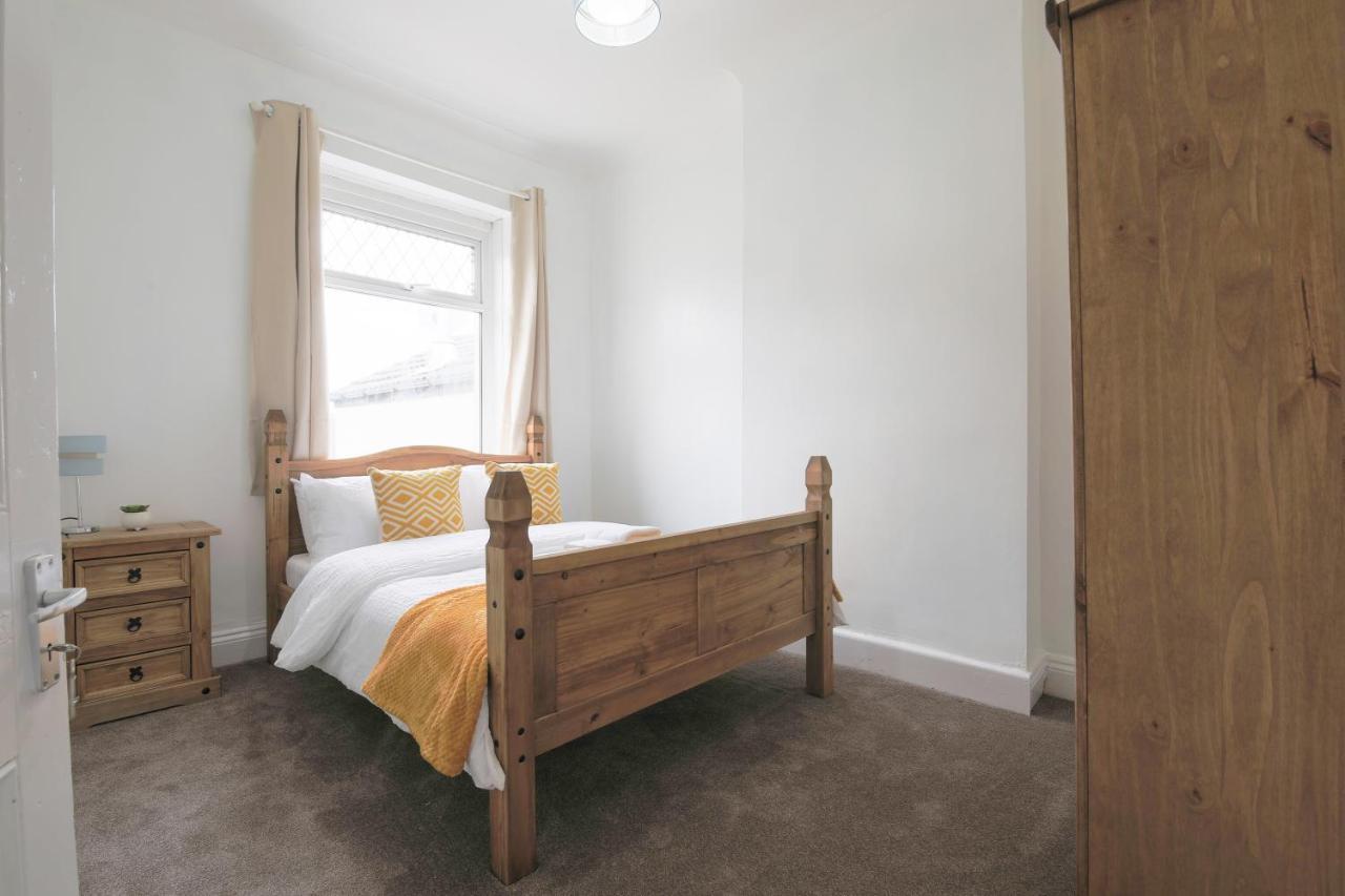 Spacious 4 Bedroom House- Walking Distance To City Centre & Great Backyard Cardiff Bagian luar foto