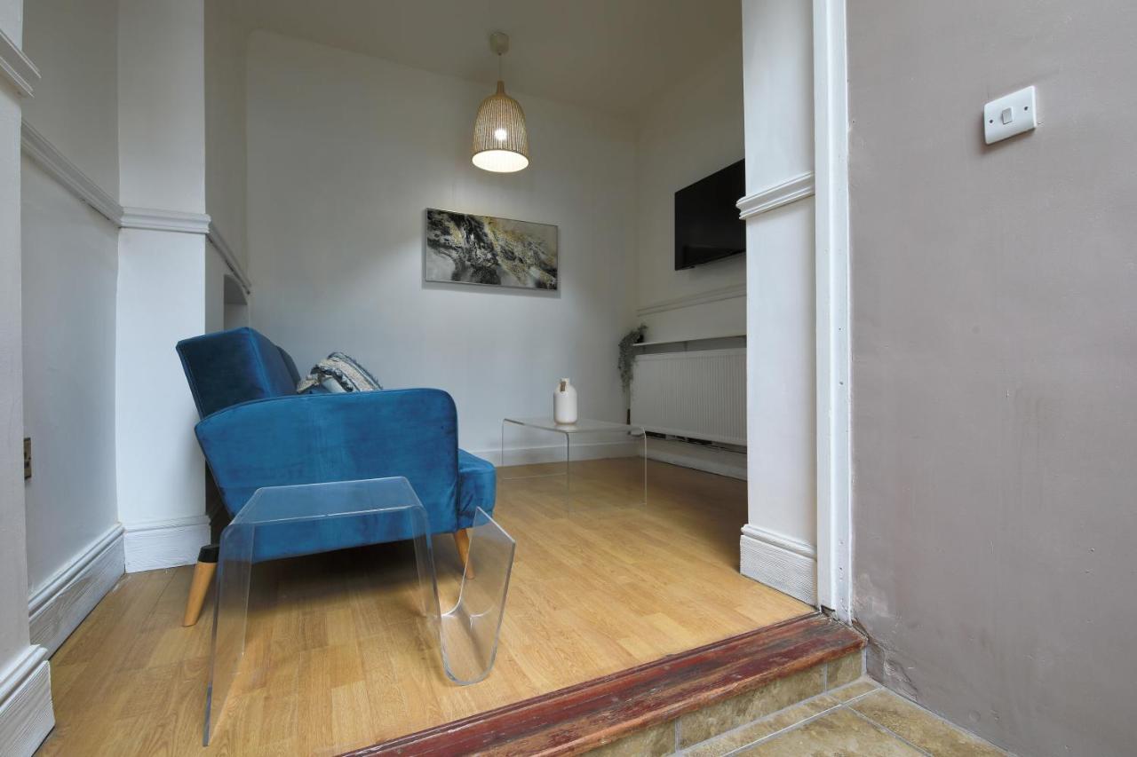 Spacious 4 Bedroom House- Walking Distance To City Centre & Great Backyard Cardiff Bagian luar foto