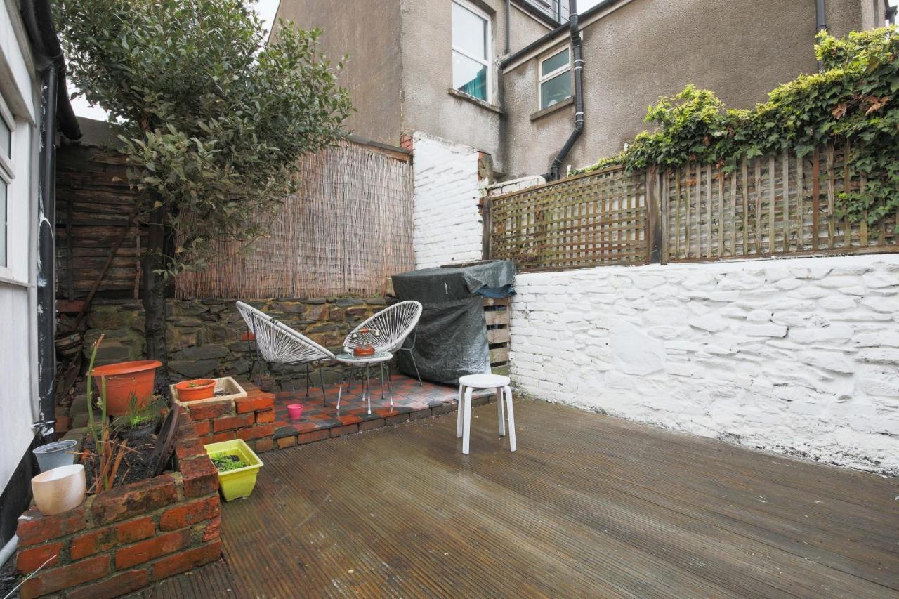 Spacious 4 Bedroom House- Walking Distance To City Centre & Great Backyard Cardiff Bagian luar foto