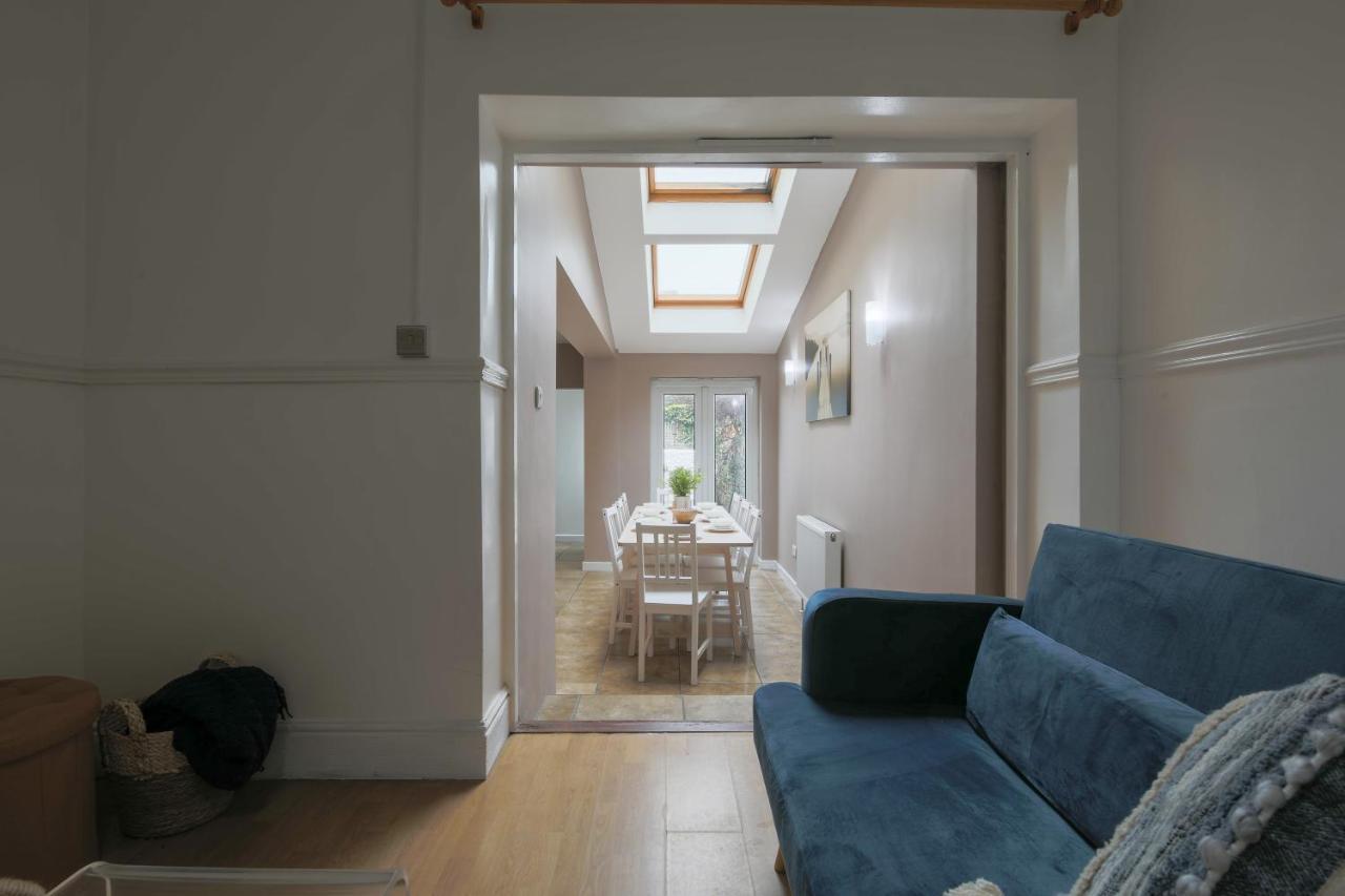Spacious 4 Bedroom House- Walking Distance To City Centre & Great Backyard Cardiff Bagian luar foto