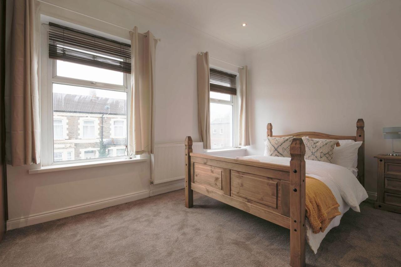 Spacious 4 Bedroom House- Walking Distance To City Centre & Great Backyard Cardiff Bagian luar foto