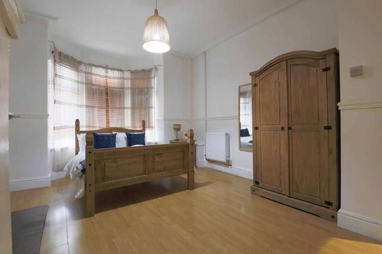 Spacious 4 Bedroom House- Walking Distance To City Centre & Great Backyard Cardiff Bagian luar foto