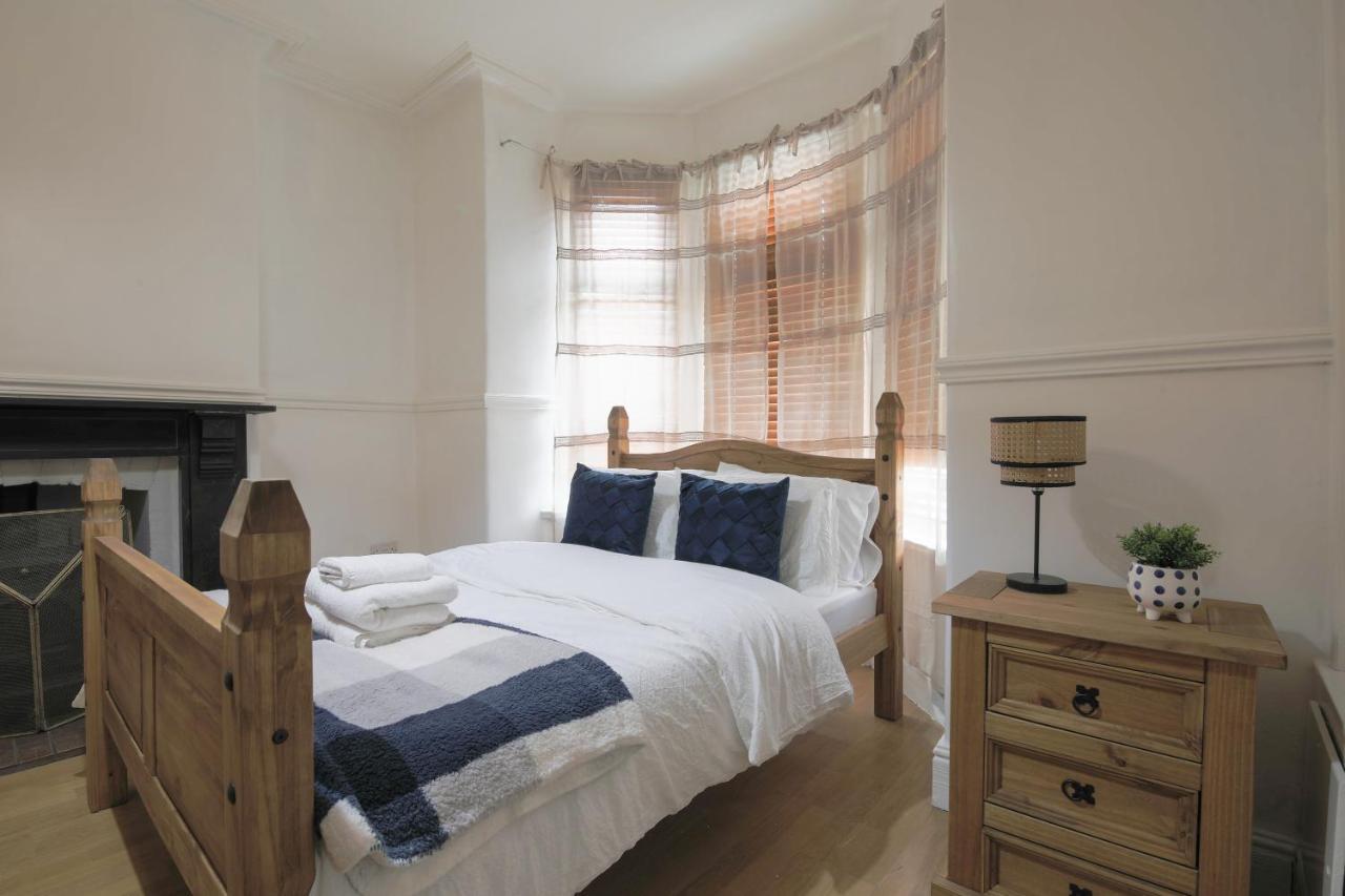 Spacious 4 Bedroom House- Walking Distance To City Centre & Great Backyard Cardiff Bagian luar foto