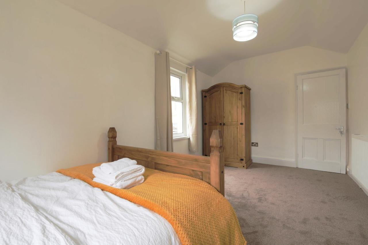 Spacious 4 Bedroom House- Walking Distance To City Centre & Great Backyard Cardiff Bagian luar foto