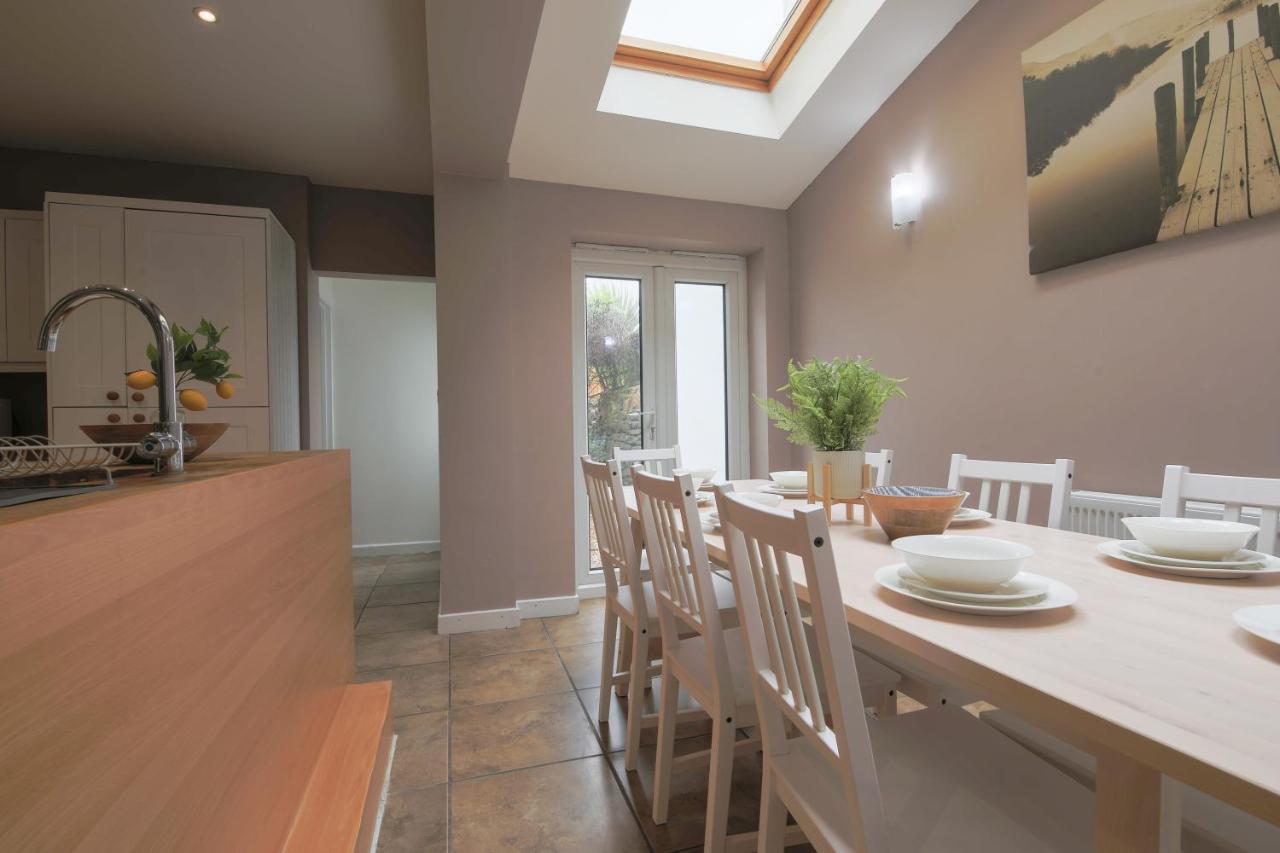 Spacious 4 Bedroom House- Walking Distance To City Centre & Great Backyard Cardiff Bagian luar foto