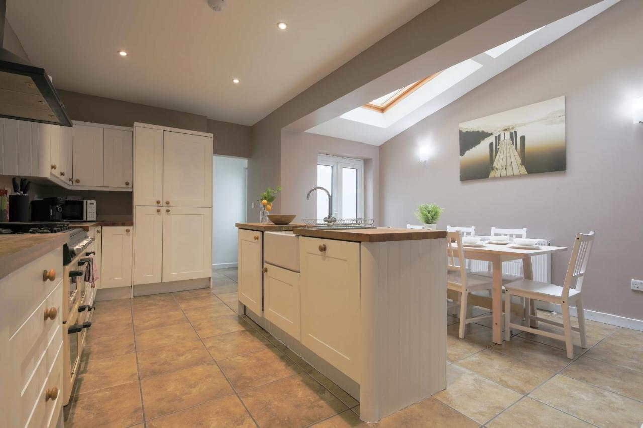 Spacious 4 Bedroom House- Walking Distance To City Centre & Great Backyard Cardiff Bagian luar foto